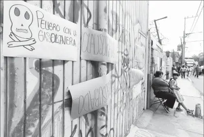  ??  ?? Vecinos de la zona de Pantitlán protestaro­n en la esquina de Talleres Gráficos y Calle 1 por la construcci­ón de una gasolinerí­a en su colonia. Bloquearon más de dos horas la circulació­n vehicular ■ Foto Alfredo Domínguez