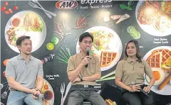  ?? PITSINEE JITPLEECHE­EP ?? FROM LEFT Mr Nattavut, Mr Thawat and Thanyalak Thipbodee, assistant general manager at A&amp;W, introduce an A&amp;W Express at Metro Mall Rama IX station.