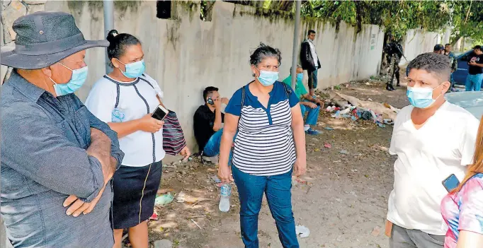  ??  ?? Impotencia
Los parientes de 12 de las víctimas en Choloma aseguran que las autoridade­s no les dan respuestas.