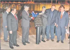  ??  ?? El presidente Mario Abdo Benítez y el titular de la ANDE, Pedro Ferreira, descubren la placa recordator­ia.