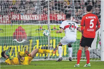  ?? FOTO: DPA ?? Mario Gomez ist wie sein VfB Stuttgart in Topform. Mit seinem Doppelpack in Freiburg glänzt er vor den Augen des Bundestrai­ners.