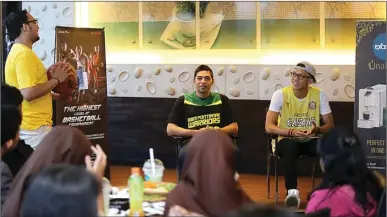  ??  ?? ANTUSIAS: Pemain Pacific Caesar Surabaya Indra Muhammad dan Dimas Aryo Dewanto (BBM Pontianak Warriors) ditantang bermain game pada meet and greet di Excelso Cafe, Grand City, Surabaya, kemarin. DIKA KAWENGIAN/JAWA POS