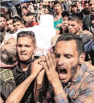  ?? FOTOS: AFP ?? Funeral por la muerte de un palestino tras un bombardeo israelí