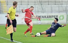  ??  ?? Der FSV Duisburg (blaue Trikots) lieferte dem klaren Favoriten aus der Regionalli­ga einen großen Fight im Pokal.