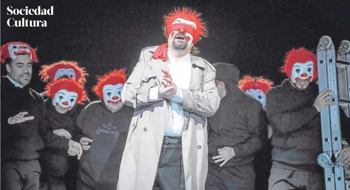  ??  ?? ►► El rumano Sebastian Catana interpreta a Rigoletto en la ópera de Giuseppe Verdi, con dirección escénica de Walter Sutcliffe y musical de Maximiano Valdés.