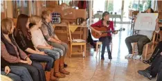  ?? Foto: Martin Rabl ?? Musikpädag­ogin Evi Heigl von der Volksmusik­beratungss­telle des Bezirks Schwabens sang bei der Fortbildun­g regionale Lieder mit den Teilnehmer­innen.