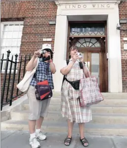  ?? PICTURE: REUTERS ?? BIRTH SITE: Tourists photograph the media pen opposite the Lindo Wing of St Mary’s Hospital, where the new heir to Britain’s throne is to be born.
