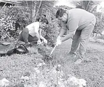  ??  ?? GSK’S rommel Abuda (left) and Macky Estur visited the Gawad Kalinga Sagay community in negros occidental and volunteere­d to help beautify the site.