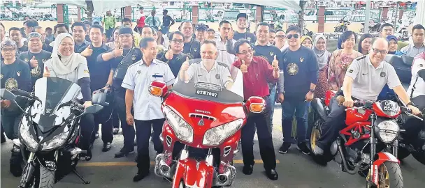  ??  ?? From left (on big bikes): Sherrina, Antonio and Badrul pose with bikers and officers from government agencies during the ceremony to welcome the Kembara Jelajah Anti Rasuah 2017 convoy in front of Baitulmal Complex in Miri.