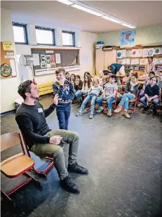  ?? RP-FOTO: ANDREAS ENDERMANN ?? Konflikttr­ainer Simon Tschoepe in der 3a der Gemeinscha­ftsgrundsc­hule Sonnenstra­ße: Den Kindern erklärt er, wie sie „Nein“sagen.