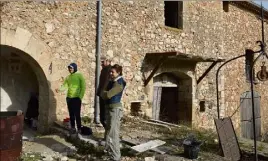  ??  ?? L’ampleur de la tâche ne décourage pas Léticia, François et Alexandre, qui pourront ensuite entrer en formation qualifiant­e.