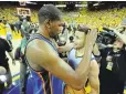  ?? JOSE CARLOS FAJARDO/STAFF ARCHIVES ?? PAIR OF MVPS: Durant, left, congratula­ting Stephen Curry after the Warriors won the series, has fit in well on a team of superstars.