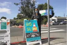  ?? Paul Kuroda / Special to The Chronicle ?? Oakland Mayor Libby Schaaf presents the city’s pilot program to slow traffic on streets where there are “essential places.”