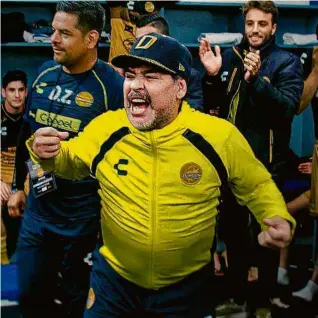  ?? Divulgação Netflix ?? Em cena do documentár­io, Maradona celebra no vestiário do Dorados