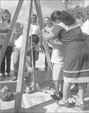  ??  ?? El alcalde de Valladolid, Enrique Ayora Sosa, coloca la primera piedra del domo del jardín de niños “Nazul”