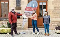  ?? Foto: Caroline Martin/NGPM ?? Präsident Camille Hoffmann und Christiane Francisco vom Naturund Geopark Mëllerdall (außen) überreiche­n Tania Mores von der Tourist-Info Fels die Partnerpla­kette.