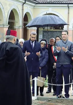  ?? ?? Insieme A sinistra il presidente Ucoii Lafram celebra la funzione, a destra l’altarino per Saman (foto Paolone/LaPresse)