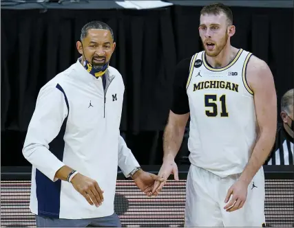  ?? ASSOCIATED PRESS FILE PHOTOS ?? Head coach Juwan Howard, left, Austin Davis and Michigan are part of Michigan’s first top-seeded NCAA Tournament team since 1993.