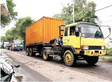  ?? CHUSNUL CAHYADI/JAWAPOS ?? BESAR-BESAR: Kendaraan yang melintasi Jalan Harun Thohir mengakibat­kan kerusakan jalan dan mengganggu kehidupan warga sekitar.