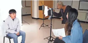  ?? ANNYSA JOHNSON / MILWAUKEE JOURNAL SENTINEL ?? Pulaski High School student Komu Ku (left), who came to the United States from Thailand, sits for a video interview with Minju Kim (right) and Dominica Asberry-Lindquist of Minneapoli­s-based Green Card Voices.