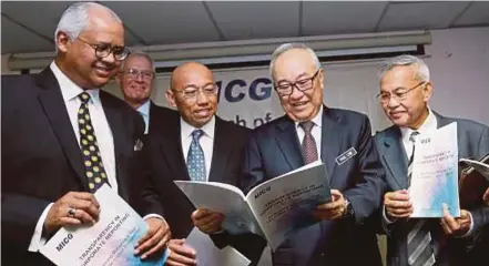  ?? PIC BY ROSELA ISMAIL ?? Minister in Prime Minister’s Department Datuk Paul Low Seng Kuan (second from right) with (from left) Malaysian Institute Integrity president and chief executive officer Datuk Dr Anis Yusal Yusoff, Malaysian Institute Corporate Governance (MICG) deputy...