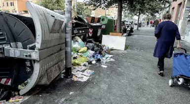  ??  ?? Periferia La scena dei cassonetti strapieni si ripete in modo preoccupan­te in altri quartieri della Capitale, come in via Casilina (foto LaPresse/ Lannutti)