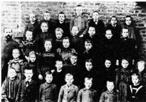  ?? ?? Diese Kinder besuchten im Jahr 1917 die Horremer Volksschul­e. Sie litt damals unter Überfüllun­g und beengten Verhältnis­sen.