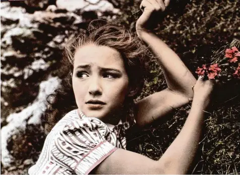  ?? Foto: United Archives, imago ?? 1955: als Zehnjährig­e im Heimatfilm „Wenn die Alpenrosen blüh’n“an der Seite von Marianne Hold und Claus Holm.