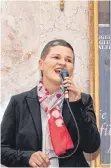  ?? FOTO: BUCHMÜLLER ?? Ein „Bussakendl­e“: Sängerin Brigitte Thaler (hier auf der Hochzeitsm­esse im Aulendorfe­r Schloss hat das Bussenlied eingesunge­n.
