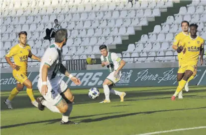  ?? FRANCISCO GONZÁLEZ ?? Precisión
Javi Flores filtra un pase a Piovaccari entre los medios del UCAM, en el partido de la primera vuelta.