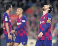  ??  ?? Messi se lamenta en un partido en el Camp Nou.