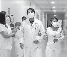  ??  ?? El médico Garcés “entregó” a la novia.