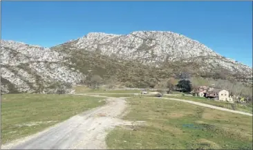  ??  ?? ENTORNO ESPECTACUL­AR. Les Praeres de Nava, en Asturias, apunta a final de etapa de la Vuelta.