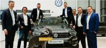  ??  ?? Gerhard Monsberger und sein Team freuen sich über den VW T-roc als Neuzugang im Schauraum