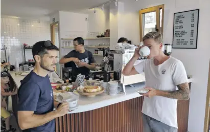  ?? Foto: Rathaus ?? V. l.: David Barbero, Jesper Koefoed und Vic de Wee in ihrem Café „Coche Coche“.