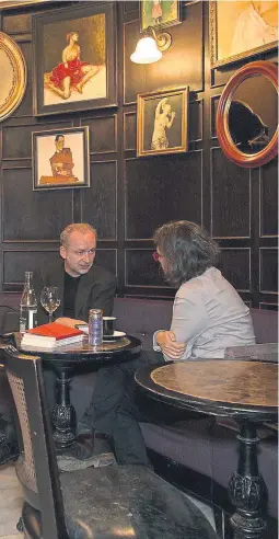  ?? ISABEL ÁLVAREZ / SALAMANDRA ?? El escritor y abogado Ferdinand von Schirach, durante la entrevista en un café del barrio de Charlotten­burg, en Berlín, donde vive