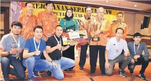  ??  ?? Sarawak sepak takraw team.