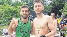  ?? FOTO: PRIVAT ?? Kickboxtra­iner Matthäus Buschkamp (links) mit seinem Vorzeigesc­hützling Justin Lenhardt