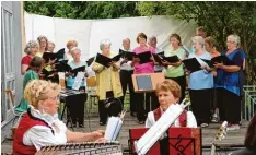  ?? Foto: Ingeborg Anderson ?? Spaß am gemeinsame­n Singen, das zeigte die Liedertafe­l bei ihrem Serenadena­bend auf dem Mühlenhof.