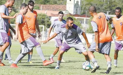  ??  ?? À esquerda, Angelo de Carvalho, o fundador do ’Roxinho’ do Norte Fluminense. À direita, o jogador Caju e o goleiro Leão. Acima, treino da atual equipe que vai disputar a primeira fase do campeonato estadual