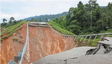  ?? — bernama ?? Stay off: Jalan aring 8-Kenyirkual­a Jeneris on Jalan Tasik Kenyir near Hulu Terengganu is completely closed for repairs due to a landslide after recent heavy rains, as shown in this file photo.