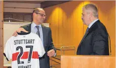  ?? FOTO: ANGELIKA GRETZINGER ?? VfB-Fan Christoph Burandt (l.) bekommt zum Abschied ein VfB-Trikot von Siegfried Schneider überreicht.