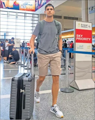  ??  ?? SE MARCHÓ DE LOS ÁNGELES. Morata transporta­ba ayer su maleta para viajar destino a Londres.