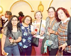  ??  ?? En el brindis. Alejandra Monjes, Cristina Barile, Beatriz Romanazzi, Gisele Ragout y Paula Parada.