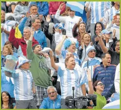  ??  ?? FESTEJO. Argentinos en Pesaro, Italia. La pasión de siempre.