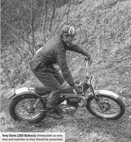  ??  ?? Tony Davis (250 Bultaco): Immaculate as ever, man and machine as they should be presented.