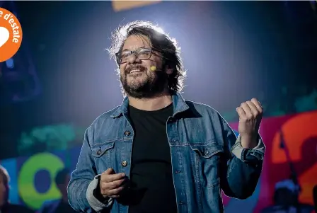  ?? (foto Meschini) ?? Comico Lillo sul palco del Concerto del Primo Maggio, a Roma, che ha presentato quest’anno