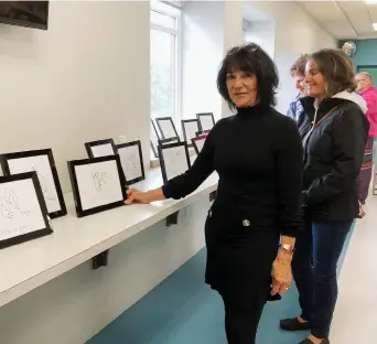  ?? ?? L’artiste Marie-Paule Poirier propose une trentaine de ses oeuvres qui sont exposées à la bibliothèq­ue publique de Petit-Rocher. - Acadie Nouvelle: Sébastien Lachance