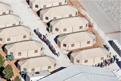  ?? MIKE BLAKE/REUTERS ?? Niños inmigrante­s detenidos y alojados en tiendas de campaña en Tornillo, Texas.