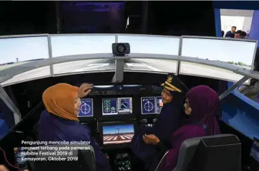  ??  ?? Pengunjung mencoba simulator pesawat terbang pada pameran Habibie Festival 2019 di Kemayoran, Oktober 2019